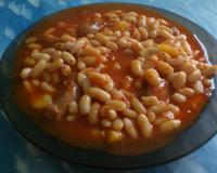 Un bon plat de haricots frais avec les tomates du jardin