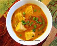 Une moqueca est un ragoût de poisson brésilien très savoureux à base de lime et de lait de coco.