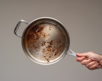 Vos poêles et casseroles ont brûlé : l’astuce simple qui évite de frotter pendant des heures !