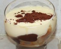 Coupes de tiramisu avec des poires en compotée.