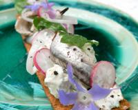 Une tarte fine idéale pour un apéritif dînatoire. Philadelphia Ail et Fines Herbes vient apporter une touche crémeuse et gourmande à la recette.