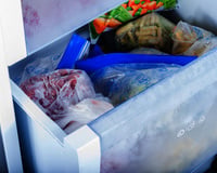 Congélation : ces 5 aliments du quotidien qu'il ne faut JAMAIS mettre au congélateur