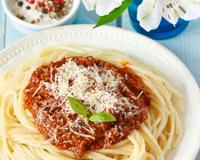 Une recette inspirée de la recette traditionnelle des spaghettis à la bolognaise, avec le fromage râpé Gusto Intenso Giovanni Ferrari.