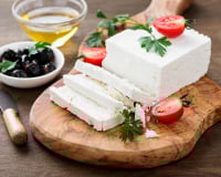 Mozzarella, feta, il est très intéressant de mettre du fromage dans vos salades : voici pourquoi