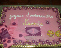 Gâteau d'anniversaire multicolore
