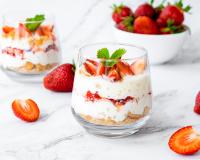 Tiramisu citron et fraises : voici la recette de ce délice d’été de Cyril Lignac dans Tous en cuisine