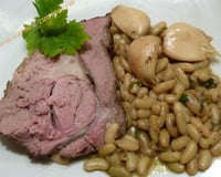 Gigot raccourci confit, aux gousses d'ail et chevriers verts