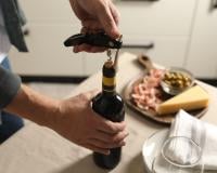 Voici les techniques (qui fonctionnent vraiment) pour ouvrir une bouteille de vin sans tire-bouchon