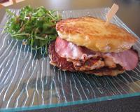 Steak de poulet au cantal entre 2 galettes de pommes de terre, bacon. Le tout accompagné d'une salade de roquette vinaigrette à la noisette.