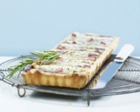 Quiche originale aux salsifis, séré, raifort et jambon