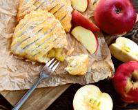 “La viennoiserie que je donnerai à ma fille pour le goûter” : Nina Métayer vous montre comment faire un délicieux chausson aux pommes