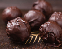 Chocolats fourrés au praliné.