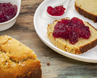 Cake à la noix de coco et confiture de fraises