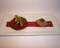 Poire et figue pochée aux épices façon tatin, filet de canard farci au beurre de roquefort et noix, réduction de vin épicé