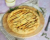 Tourte aux oignons, olives noires et tomates cerises