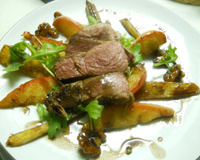 Marcassin, salade chaude aux panais, pommes, noix et sirop de Liège
