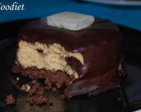 Fond de cookies concassés surmonté d'une mousse légère au caramel. Le tout recouvert d'un glaçage au chocolat