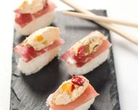 Ces sushis revisités sont composés d'une base de riz, d'une tranche de jambon de pays et d'une quenelle de Tartinade aux poivrons Apérivrais. Ils se dégustent en apéritifs…