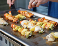 Marre des planchas toujours sales ? Voici la recette des cubes magiques économiques à faire à la maison pour un entretien sans effort