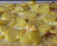 Une pizza idéale les soirs d'hiver ou en vacances au ski mais qui se mange quand même toute l'année ! Une pizza riche et nourrissante, mais de temps en temps, ça change...