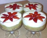 Une version estivale du Tiramisu avec cette superposition de biscuit, compote de rhubarbe, crème de mascarpone et fraises.