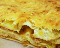 Un délicieux mélange de poireaux à la crème et de viande mijotée à la tomate pour des lasagnes qui ne sont pas classiques.