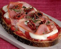 Tartine saint moret /jambon sur son lit de pesto