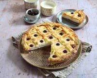 Tarte tressée à la ricotta, confiture de cerises et riottes