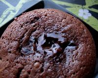 Une recette de moelleux au chocolat classique en apparence, mais au c&oeligur citronné et au coulis de citron.