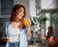 Ce célèbre nutritionniste de Harvard de 81 ans révèle pourquoi il boit un petit verre de jus d'orange chaque matin