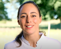 “Le gâteau de l’été par excellence” : la meilleure pâtissière du monde Nina Métayer vous partage sa recette de clafoutis aux cerises !