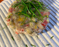 Tartare d'huîtres de Normandie sur gelée de crustacés, herbes fraîches et croustillant à la pomme