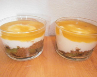 Verrine kiwi, speculoos, fromage blanc et coulis de figue de barbarie