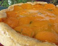 Une pâte sucrée que j'ai choisie brisée et composée de noisettes en poudre , un petit régal qui s'accommode parfaitement à un beau fruit de saison : l'abricot et pour…
