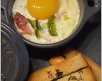 Œufs cocotte au poivron et au jambon et ses mouillettes parfumées au thym