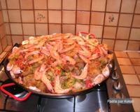 Paella quand tu nous tiens. La recette est pour 6 personnes mais la photo représente une paella famille nombreuse. J'ai augmenté les ingrédients.