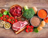 Aliments les plus riches en fer et ceux à éviter : viandes, légumes, poissons & idées de repas