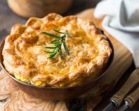 Du poulet, des légumes, des herbes de Provence, Laurent Mariotte partage sa recette de tourte estivale