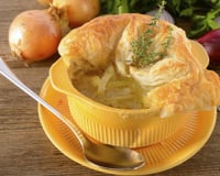 Soupe à l'oignon et son feuilleté au fromage