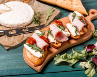 Ces tartines au rôti de porc, fromage fondant et tomates confites vont vous sauver un dîner en 10 minutes