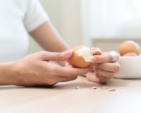 Comment écaler un oeuf dur en quelques secondes ? L'astuce virale qui marche vraiment