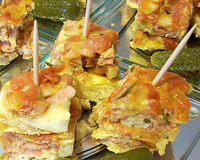 Essayez cette délicieuse omelette à la tomate et aux herbes agrémentée de jambon Serrano. Présentée en mini-brochettes, elle sera parfaite pour une soirée tapas, donc…