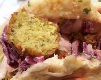 Boulettes de pois chiche dans une pita ,arrosé de houmouss