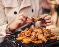 Cette technique parfaite pour manger les wings de poulet !