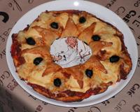 Une pâte à pizza magique. Une forme qui sort de l'ordinaire. Une pizza soleil, magique...