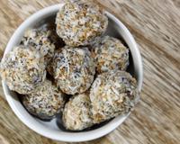 Riches en fibres et vitamines, ces petites boules énergétiques seront parfaites pour vous en-cas et pour vous redonner un petit coup de fouet.
