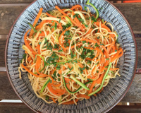 Nouilles sautées faciles aux carottes, courgettes et sauce soja
