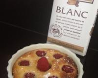Gâteau moelleux par le chocolat blanc, croquant avec les amandes et une pointe d'acidité apportée par les framboises. Recette facile et succès garanti.