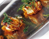 La "Médaillon de lotte au lard fumé et à la fourme d'Ambert" est une recette de Justin Schimtt, ESCF Ferrandi, Paris (75); 3e prix du Championnat de France "Les Délices…