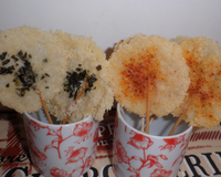 Des sucettes au parmesan piquer dans un pot rempli de sable seront du bel effet sur votre table